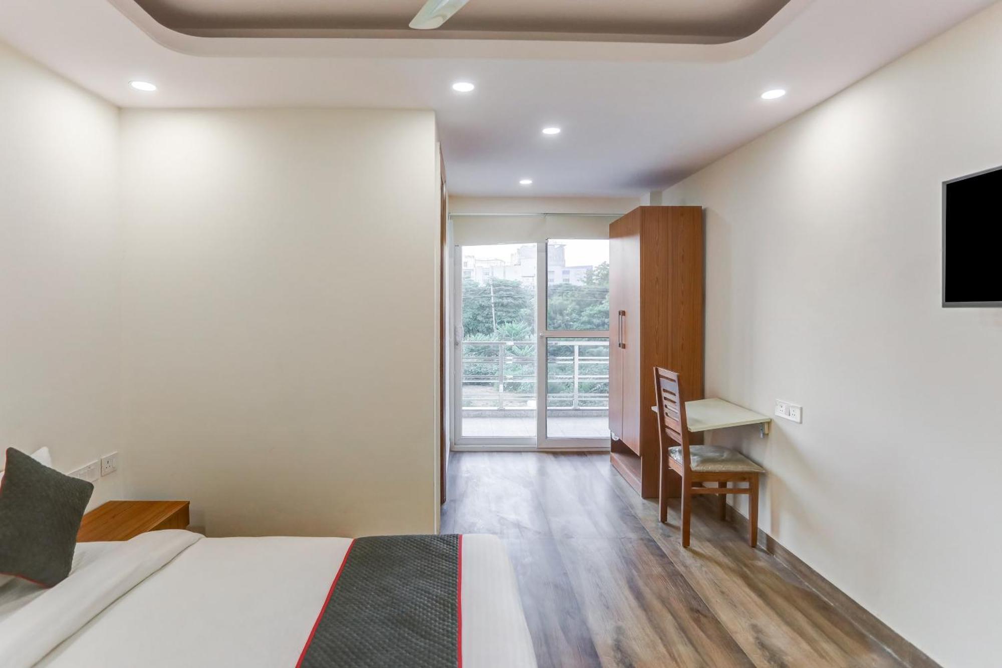 Collection O The Doors Near Appu Ghar Hotel Gurgaon Buitenkant foto
