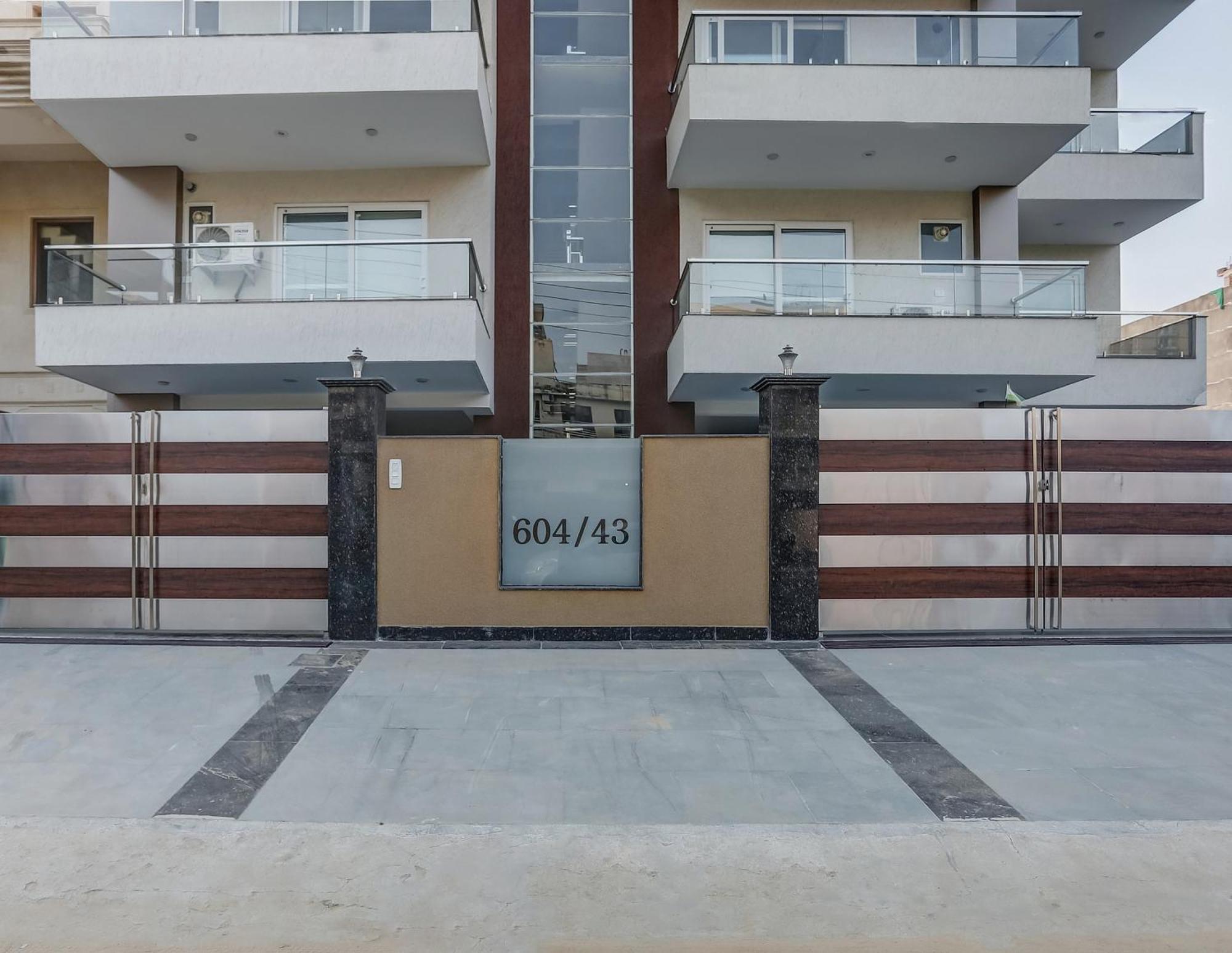 Collection O The Doors Near Appu Ghar Hotel Gurgaon Buitenkant foto